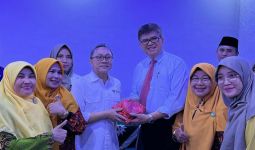 Zulhas Serahkan Bantuan Rp 150 Juta untuk Klinik Pratama Aisyiyah Pekanbaru - JPNN.com