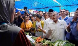 Borong Jualan Pedagang di Pasar Palapa Pekanbaru, Zulhas: Masa Sedekah Enggak Boleh? - JPNN.com