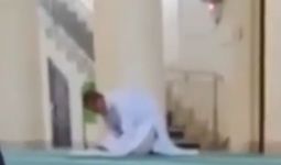 Viral Pria Beragama Buddha Ibadah di Masjid Pekanbaru, Waduh, Ternyata - JPNN.com