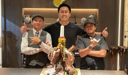 Rayakan 1 Tahun, Meatguy Steakhouse Hadirkan The Hanging Tomahawk - JPNN.com