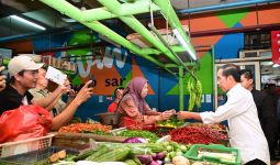 Tinjau Komoditas Pangan di Pasar Jatinegara, Jokowi Akui Harga Beras Tinggi - JPNN.com