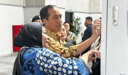 Kunjungi Stand Danone Indonesia, Jokowi Antusias Melihat Mesin Penukaran Botol Bekas - JPNN.com