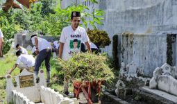 Sukarelawan Usbat Ganjar Ajak Remaja Masjid Bebersih Area Makam di Deli Serdang - JPNN.com