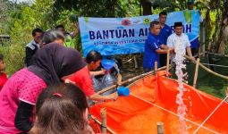 Musim Kemarau, Danone-AQUA Kucurkan Air Bersih untuk Warga Kekeringan di Jawa Barat - JPNN.com