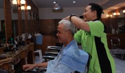 Saat Ganjar Pangkas Rambut di Asgar, Lalu Tersanjung dengan Gotong Royong Rakyat Garut - JPNN.com