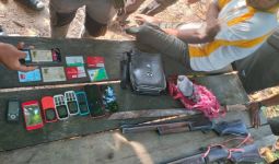 Tangkap Anggota KKB di Bintuni, TNI-Polri Amankan Barang Bukti Senjata - JPNN.com