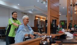 Ganjar Memasrahkan Rambutnya kepada Tukang Cukur Legendaris Asgar - JPNN.com