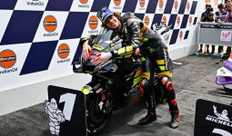 Hasil MotoGP India: Bezzecchi Juara, Bagnaia Gagal Finis, Martin Sempat Memperbaiki Ritsleting Baju - JPNN.com