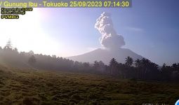 Gunung Ibu di Maluku Utara Erupsi, Melontarkan Abu Setinggi 1.500 Meter - JPNN.com