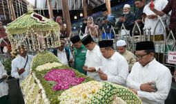 Ziarah ke Makam Sunan Gresik, Anies Syukuri Hasil Safari Hari Pertama - JPNN.com