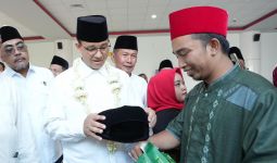 Tiba di Sumenep, Anies Dapat Hadiah Songkok Buatan Santri - JPNN.com