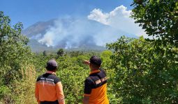 Lereng Gunung Agung Terbakar, Petugas Kesulitan Memadamkan Api - JPNN.com