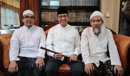 Silaturahmi ke Rembang, Anies Diberi Tongkat Kiai Najih dan Berdoa di Kamar Mbah Moen - JPNN.com
