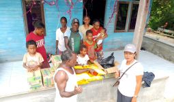 Ratusan Warga Desa Nifasi Terima Bantuan Sembako dari PT Kristalin Ekalestari - JPNN.com