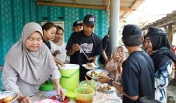 Pelaku UMKM di Karawang Senang Dagangannya Diborong Komunitas Sopir Truk Ganjar - JPNN.com