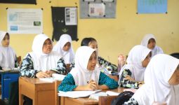 Sekolah hingga Pelayanan Publik Kota Tangerang Kompak Kenakan Batik di HBN - JPNN.com