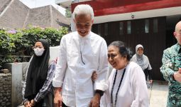 Ganjar Dapat Banyak Pencerahan Ketika Silaturahmi ke Rumah Ceu Popong - JPNN.com