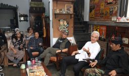 Keseruan Ganjar Pranowo Nongki Bareng Doel Sumbang, Budi Dalton Hingga Trie Utami - JPNN.com