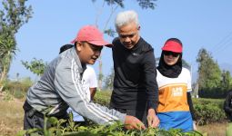 Ganjar dan Siti Atikoh Jalan Sehat Sambil Berbincang dengan Petani Teh di Cianjur - JPNN.com