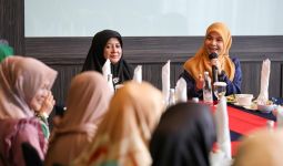 Pola Siti Atikoh Mengasuh Alam Ganjar Bikin Kagum Nyai dan Ning di Jabar - JPNN.com