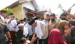 Ganjar Kunjungi Pesantren, Santriwati Titip Salam untuk Mas Alam Ganteng - JPNN.com