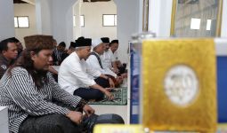 Ganjar Ziarahi Makam Ulama Besar Tasikmalaya, Disambut Keturunan ke-9 Syekh Abdul Muhyi - JPNN.com