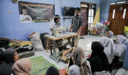 Sukarelawan Ganjar Sejati Gelar Pelatihan Menjahit Bagi Milenial di Bandung Barat - JPNN.com