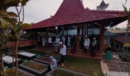 Ziarahi Makam Kiai Hisyam, Ratusan Santri Banten Doakan Ganjar Jadi Presiden - JPNN.com
