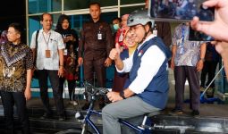 Naik Sepeda, Anies Cek Kesehatan di RSUP Fatmawati, Persiapan Daftar Capres - JPNN.com