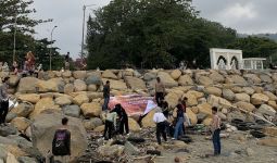 Orang Muda Ganjar Peduli Lingkungan dengan Bersih-Bersih Pantai Taplau - JPNN.com