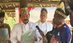 Menteri Hadi Serahkan Sertifikat Tanah Ulayat untuk Suku Sawoi Hnya di Papua - JPNN.com