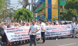 Aliansi Masyarakat Jakarta Timur Bagi-bagi Bunga Mawar, Ali Lubis: Syukuran Putusan MK - JPNN.com