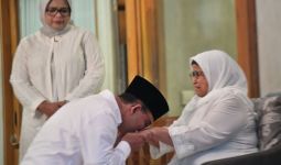 Sungkeman di Keluarga Anies Baswedan: Tradisi Turun-Temurun Meminta Doa Restu Orang Tua - JPNN.com