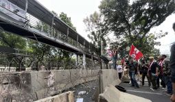 Mahasiswa yang Demo Jokowi di Patung Kuda Mulai Bakar Ban dan Robohkan Barikade - JPNN.com