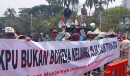 Ratusan Massa Menyerukan agar KPU Tolak Calon Titipan Istana - JPNN.com
