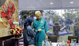 Lihat, Ganjar Bawa Siti Atikoh saat Tes Kesehatan di RSPAD, Mesranya - JPNN.com