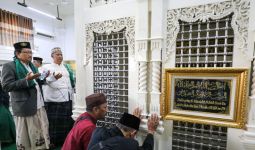 Kiai & Nyai Dukung Ganjar Ziarah ke Makam Empang Bogor dan Habib Luar Batang - JPNN.com