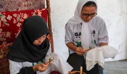 Warga Surabaya Siap Buka Usaha Batik Tulis Setelah Dapat Pelatihan dari Santri Ganjar - JPNN.com