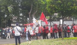 Prabowo dan Gibran Mendaftar ke KPU, Ada Massa Bawa Atribut PDIP - JPNN.com