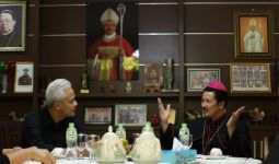 Ganjar dan Uskup Bandar Lampung Mgr Vincensius Bicara Kebinekaan Sembari Menyantap Bubur Ayam - JPNN.com