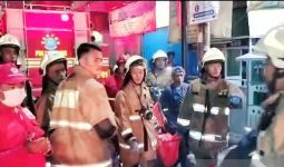 Kebakaran Menghanguskan Rumah di Klender Jakarta Timur, 1 Lansia Meninggal Dunia - JPNN.com