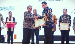 Bobby Nasution Terima Penghargaan dari KPK, Lihat Ekspresinya - JPNN.com