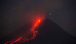 Guguran Lava dari Gunung Merapi Meluncur ke Arah Kali Bebeng - JPNN.com