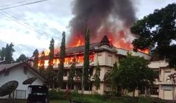 Polisi Usut Penyebab Kebakaran Perkantoran di Sentani Papua - JPNN.com