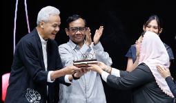 Ganjar Dapat Kejutan Kue Ulang Tahun dari Yenny Wahid, Lihat - JPNN.com
