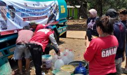 KawanJuang GP Bagikan Air Bersih untuk Warga Purwakarta yang Dilanda Kekeringan - JPNN.com