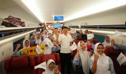 Tak Hanya Terima CSR Pendidikan dari CRRC, Siswa SMPN 3 Ngamprah Diajak Jajal Kereta Cepat Whoosh - JPNN.com
