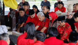 Ganjar-Mahfud Ziarah ke Makam Soekarno, Kenang Perjuangan Bung Karno Bela Wong Cilik - JPNN.com