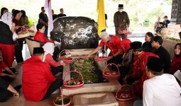 Bawa Keluarga, Ganjar-Mahfud Menziarahi Makam Bung Karno - JPNN.com