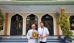 Panji Soeharto Menyerahkan Al-Qur'an ke Masjid YAMP di Kupang - JPNN.com